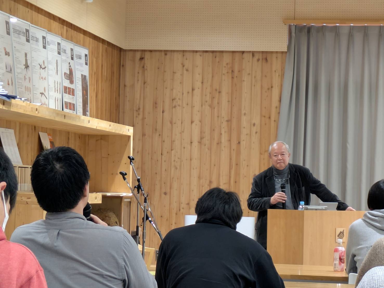 木造の会場で聴衆に語りかける渋沢寿一